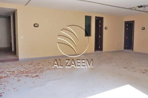 4 bedrooms Villa in Al Gurm, UAE No. 90386 12