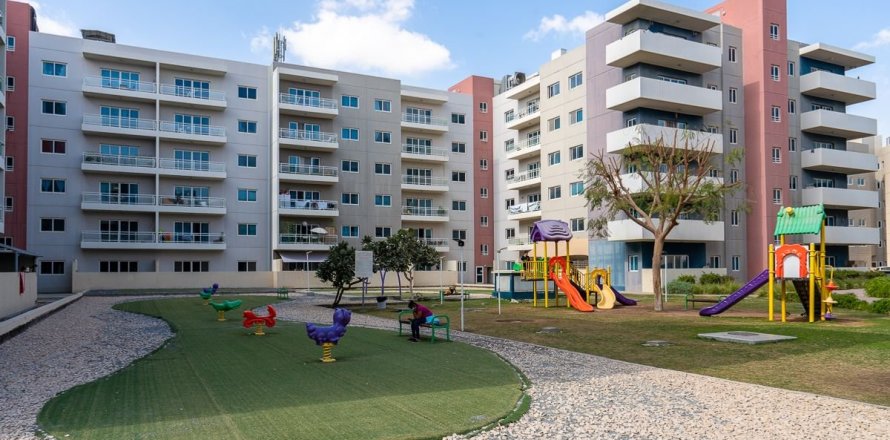Apartment de 2 dormitorios en Al Reef, UAE No. 79618