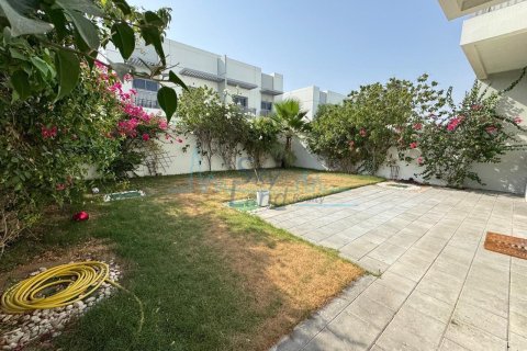 Villa de 3 dormitorios en Umm Suqeim, UAE No. 90927 2