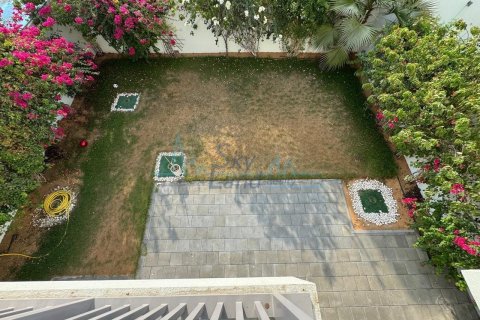 Villa de 3 dormitorios en Umm Suqeim, UAE No. 90927 3