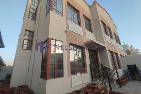 5 bedrooms Villa in Doha, Qatar No. 57422 1