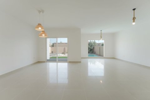 Commercial property de 5 dormitorios en Al Reef, UAE No. 79134 3