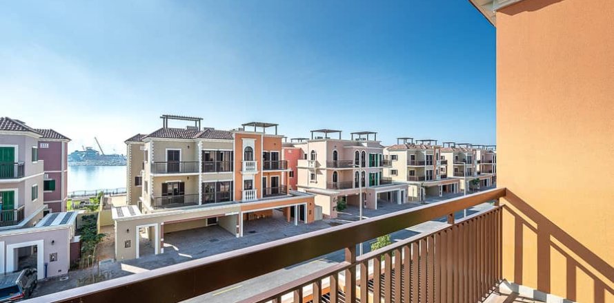4 bedrooms Townhouse in Jumeirah, UAE No. 19111