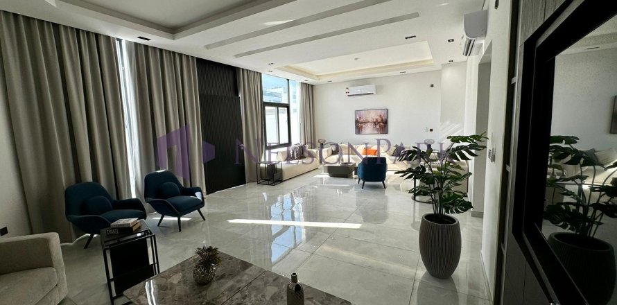 5 bedrooms Villa in Doha, Qatar No. 57740