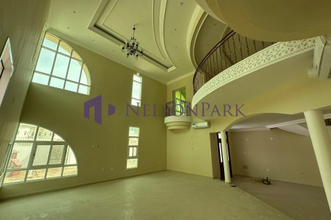5 bedrooms Villa in Doha, Qatar No. 58125 8