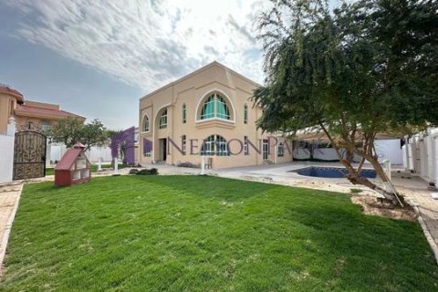 5 bedrooms Villa in Doha, Qatar No. 58125 1